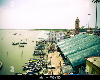 Boote und Menschen auf den ghats am Ufer des Ganges in Uttar Pradesh, Indien 2011 Stockfoto