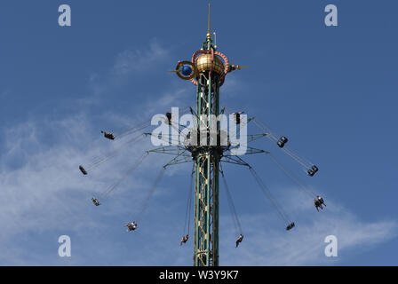 Schwingende messe Fahrt auf dem Vergnügungspark Tivoli in Kopenhagen in Dänemark Stockfoto