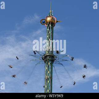 Schwingende messe Fahrt auf dem Vergnügungspark Tivoli in Kopenhagen in Dänemark Stockfoto