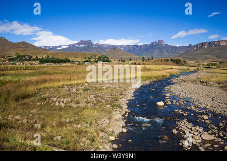 Afrikanische Landschaft und einen herrlichen Panoramablick auf die Drakensberge und Schnee Amphitheater region Kwazulu Natal, Südafrika im Winter Stockfoto