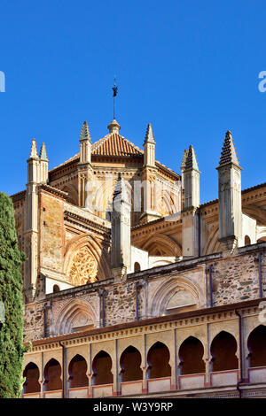 Kreuzgang der Real Monasterio de Nuestra Señora de Guadalupe (Königliches Kloster Santa Maria von Guadalupe), einem UNESCO-Weltkulturerbe. Guadalupe, Extremadura, Spanien Stockfoto