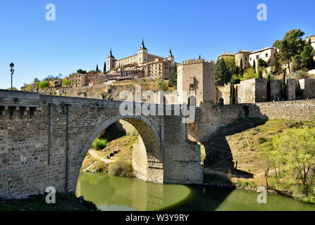 Die Puente de Alcantara Alcantara (Brücke) über den Tagus Fluss, eine römische Brücke, war Der obligatorische Eintrag für alle Pilger im Mittelalter. Ein UNESCO-Weltkulturerbe, Toledo. Castilla la Mancha, Spanien Stockfoto
