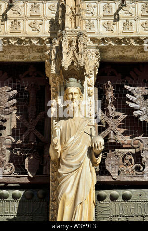 Die Catedral Primada (Primas Kathedrale der Heiligen Maria von Toledo), aus dem 13. Jahrhundert, gilt als das magnum opus des gotischen Stils in Spanien. Detail der Statuen auf den Dom Fassade. Ein UNESCO-Weltkulturerbe, Toledo. Castilla la Mancha, Spanien Stockfoto