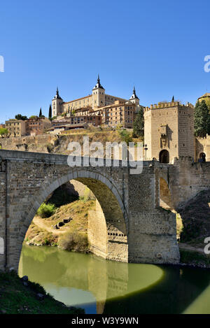 Die Puente de Alcantara Alcantara (Brücke) über den Tagus Fluss, eine römische Brücke, war Der obligatorische Eintrag für alle Pilger im Mittelalter. Ein UNESCO-Weltkulturerbe, Toledo. Castilla la Mancha, Spanien Stockfoto