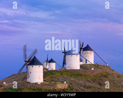 Spanien, Kastilien, La Mancha, Consuegra, Windmühlen in der Dämmerung Stockfoto