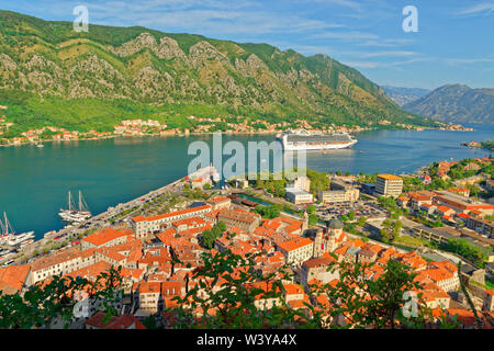 'Emerald Princess' Kreuzfahrtschiff vor Kotor Altstadt, Montenegro verankert. Stockfoto