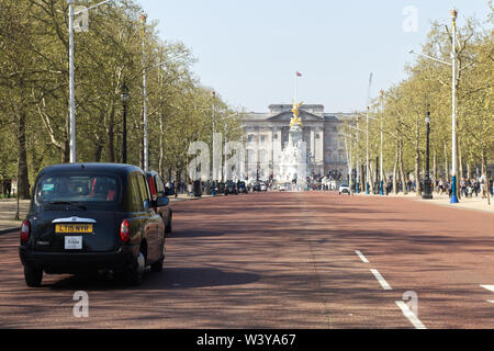 Black Cab die Mall in Richtung Buckingham Palace in London. Stockfoto