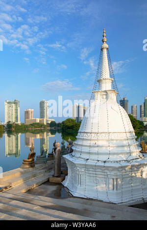 Statuen an Seema Malakaya auf Bere See, Colombo, Sri Lanka Stockfoto