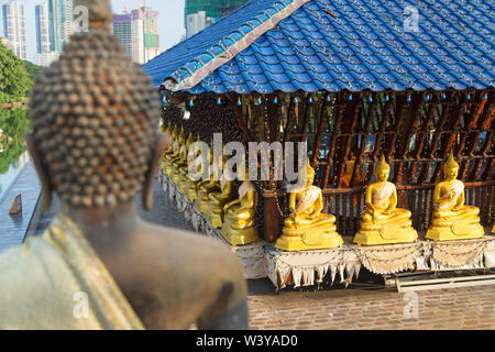 Statuen an Seema Malakaya auf Bere See, Colombo, Sri Lanka Stockfoto