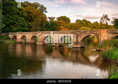 Essex Brücke. Ein Grad I packesel Brücke überspannt den Fluss Trent am Great Haywood aufgeführt, in Staffordshire. Stockfoto