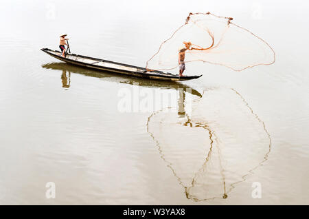 Net casting Fischer auf den Perfume River und Hue, Vietnam Stockfoto
