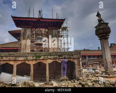 (190718) - BHAKTAPUR, Juli 18, 2019 (Xinhua) - Menschen arbeiten an eine Rekonstruktion in Bhaktapur Durbar Square, ein UNESCO-Weltkulturerbe in Bhaktapur, Nepal, 18. Juli 2019. Rekonstruktion der historischen und kulturellen Denkmäler sind in Bhaktapur Durbar Square unterwegs nach sie schlecht bei einem Erdbeben im Jahr 2015 beschädigt wurden. (Xinhua / Sunil Sharma) Stockfoto