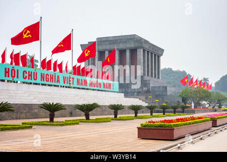 Kommunistische Fahnen wehen ausserhalb von Ho Chi Minh Mausoleum auf Ba Dinh Square, Hanoi, Vietnam Stockfoto