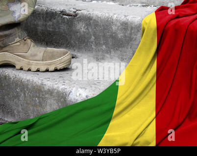 Militärisches Konzept auf dem Hintergrund der Flagge der Republik Kongo Stockfoto