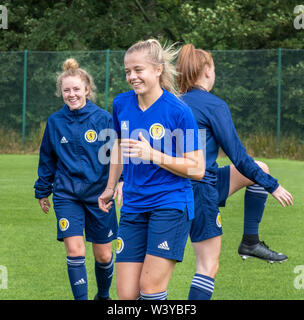 Glasgow, Schottland, Großbritannien. 15. Juli 2019: Schottland Frauen Unter-19 Fußball Team in ihrem Training vor der zweiten Gruppe übereinstimmen. Stockfoto