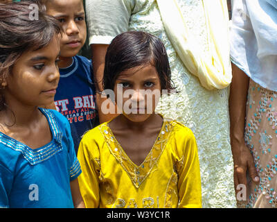 Amroha, und singe Pradesh, Indien - 2011: Unbekannter armen Menschen in Slums - lächelnde Kinder Stockfoto