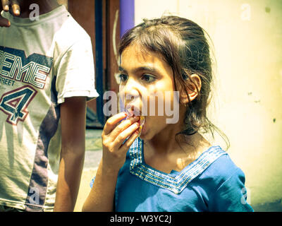 Amroha, und singe Pradesh, Indien - 2011: Unbekannter armen Menschen in Slums - lächelnde Kinder Stockfoto