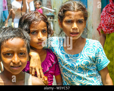 Amroha, und singe Pradesh, Indien - 2011: Unbekannter armen Menschen in Slums - lächelnde Kinder Stockfoto