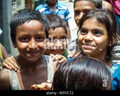 Amroha, und singe Pradesh, Indien - 2011: Unbekannter armen Menschen in Slums - lächelnde Kinder Stockfoto