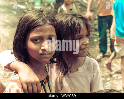 Amroha, und singe Pradesh, Indien - 2011: Unbekannter armen Menschen in Slums - lächelnde Kinder Stockfoto