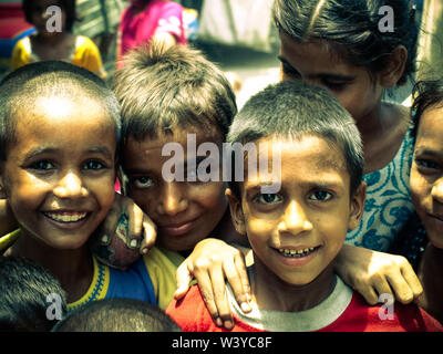 Amroha, und singe Pradesh, Indien - 2011: Unbekannter armen Menschen in Slums - lächelnde Kinder Stockfoto