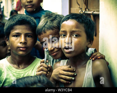 Amroha, und singe Pradesh, Indien - 2011: Unbekannter armen Menschen in Slums - lächelnde Kinder Stockfoto