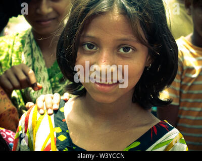 Amroha, und singe Pradesh, Indien - 2011: Unbekannter armen Menschen in Slums - lächelnde Kinder Stockfoto