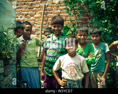 Amroha, Uttar Pradesh, Indien - 2011: Indische Kinder von Slams smilimg Jungen Stockfoto