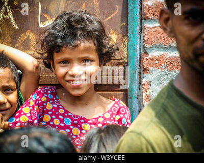 Amroha, und singe Pradesh, Indien - 2011: Unbekannter armen Menschen in Slums - lächelnde Kinder Stockfoto