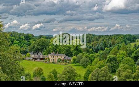 DAVA WEISE SCHOTTLAND DIE DIVIE oder EDINKILLIE EISENBAHNVIADUKT MITTE SOMMER BLICK AUF DIE MANSE HAUS VOM VIADUKT Stockfoto