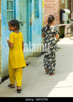 Amroha, und singe Pradesh, Indien - 2011: Unbekannter armen Menschen in Slums - lächelnde Kinder Stockfoto