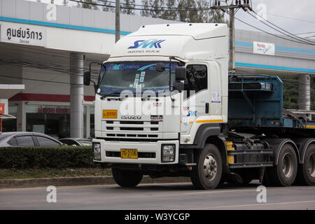 Chiangmai, Thailand - 11. Juli 2019: Trailer Truck von IAA Logistik. Auf der straße Nr. 1001, 8 km von Chiang Mai City. Stockfoto