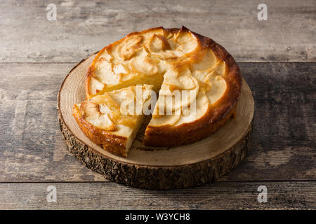 Hausgemachten Apfelkuchen auf hölzernen Tisch Stockfoto