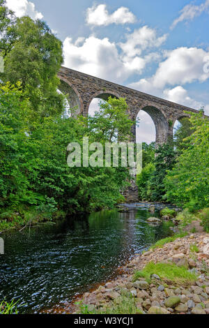 DAVA WEISE SCHOTTLAND DIE DIVIE oder EDINKILLIE EISENBAHNVIADUKT im Hochsommer die Bögen überspannt den Fluss DIVIE Stockfoto