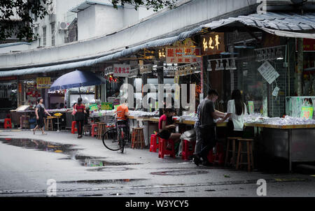 Guangzhou, China - JUN 3,2019: An der Jade und Schmuck Perlen Großhandel. Viele Kunden an der Jade. Stockfoto