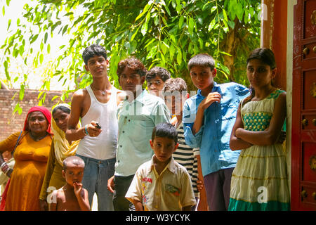 Amroha, utar Pradesh, Indien - 2011: Unbekannter Inder aus Slums Stockfoto