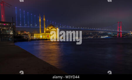 Ortaköy Moschee und die Brücke am Abend, Istanbul, Türkei Stockfoto