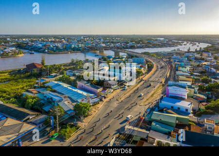 CAN THO, VIETNAM - Mar 08, 2019 - Ansicht von oben Luftbild von Cai Rang Brücke, Can Tho City, Vietnam mit Entwicklung Gebäude, Transport. Stockfoto