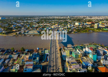 CAN THO, VIETNAM - Mar 08, 2019 - Ansicht von oben Luftbild von Cai Rang Brücke, Can Tho City, Vietnam mit Entwicklung Gebäude, Transport. Stockfoto