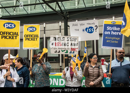 London, Großbritannien. 18 Juli, 2019. Mitarbeiter, Mitglieder des PCS Union bei Ministerien, einschließlich HM Einnahmen und Zoll, Streik und für existenzsichernde Löhne in Central London März. Quelle: David Rowe/Alamy leben Nachrichten Stockfoto