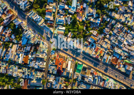 Ansicht von oben Luftbild von 3/2 Street, Can Tho Stadt mit Entwicklung Gebäude, Transport, Energie und Infrastruktur. Mekong Delta, Vietnam Stockfoto