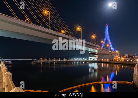 Aomori Bay Bridge bei Nacht. Aomori Stadtbild an Aoiumi Park. Die Hauptstadt der Präfektur Aomori, in der Region Tohoku Japans Stockfoto
