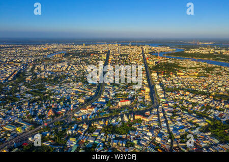 Luftaufnahme von 3/2 und 30/4 Straße, Can Tho City, Vietnam mit Entwicklung Gebäude, Energie und Infrastruktur. Anzeigen von Cai Rang Brücke Stockfoto