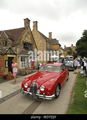 Ein rotes 1963 Jaguar Mk 2 in Broadway High Street in den Cotswolds, Gloucestershire, England, UK geparkt. Stockfoto