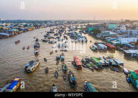 Luftaufnahme von Cai Rang Floating Market, Mekong Delta, Can Tho, Vietnam. Gleiche Damnoen Saduak von Thailand und martapura von Indonesien. Stockfoto