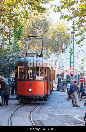 2016-10-29 Mallorca, Balearen, Spanien: historische Straßenbahn von Soller nach Port de Soller an der letzten Haltestelle Place d Espanya Stockfoto