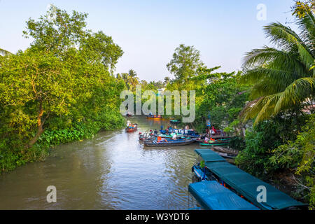 Luftaufnahme von Cai Rang Floating Market, Mekong Delta, Can Tho, Vietnam. Gleiche Damnoen Saduak von Thailand und martapura von Indonesien. Stockfoto