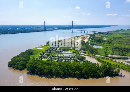 Ansicht von oben Luftbild von Can Tho Brücke, Can Tho Stadt mit Entwicklung Gebäude, Transport, Energie und Infrastruktur. Stockfoto