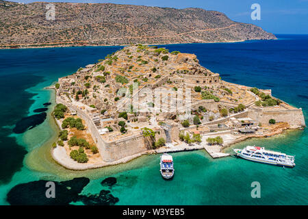 Antenne drone Blick auf die Ruinen des alten venezianischen Festung auf der Insel Spinalonga auf der Griechischen Insel Kreta Stockfoto