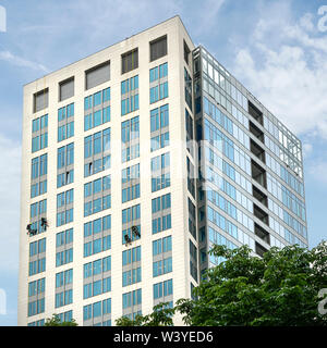 Frankfurt am Main, Juli 2019. Einige Fensterputzer Arbeitnehmer hängen mit Seil auf einem Wolkenkratzer Stockfoto